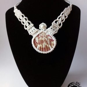 Макраме ѓердан со школка