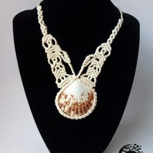 Макраме ѓердан со школка