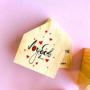 Дрвена декорација “љубов е”